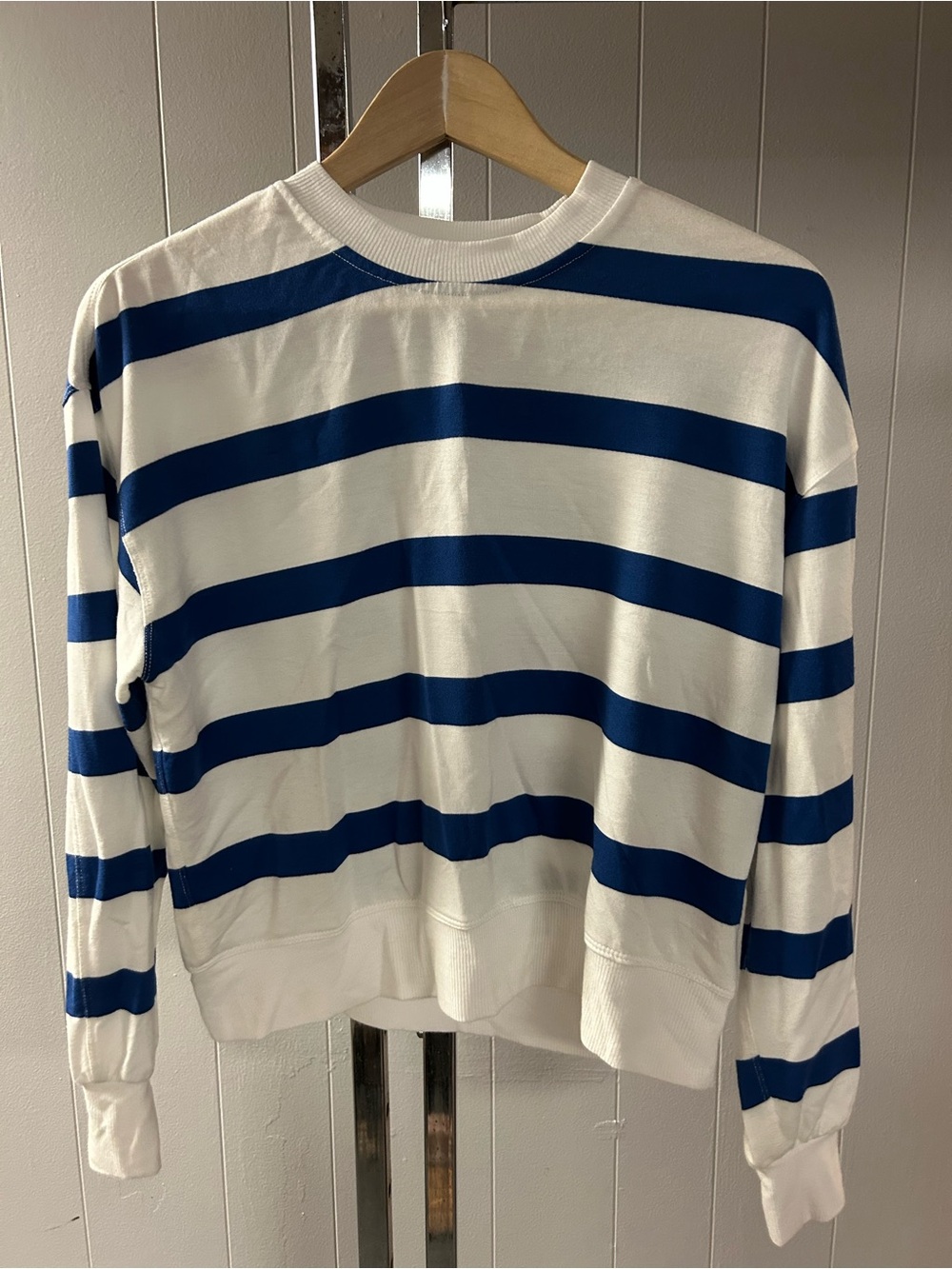 Workshop Republic Clothing blue and white striped crewneck small